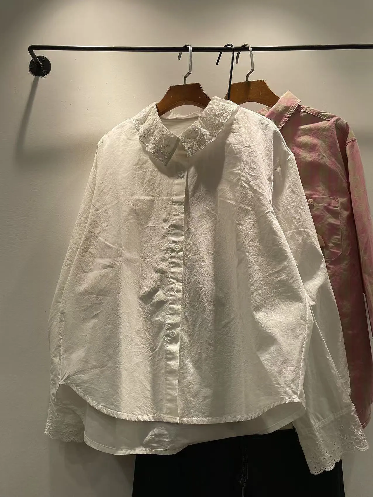 

Весна 2026: Новая женская свободная рубашка в корейском стиле с длинным рукавом, вышитым кружевным воротником, на одной пуговице, из хлопка, повседневная, модная