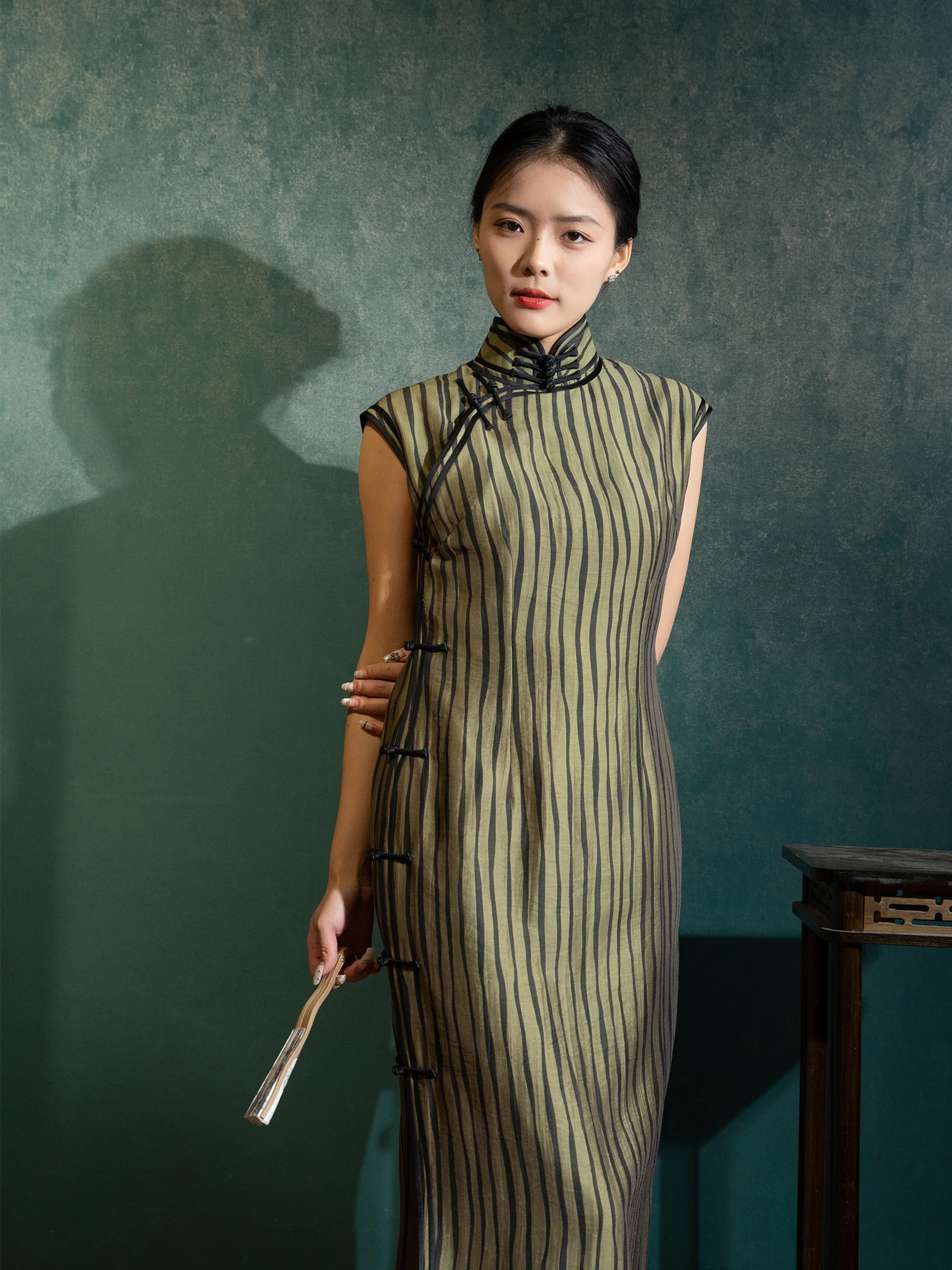 

Элегантное платье-ципао из легкого шелка и конопли, облегающего силуэта, с покрытием для плеч, подходящее для...