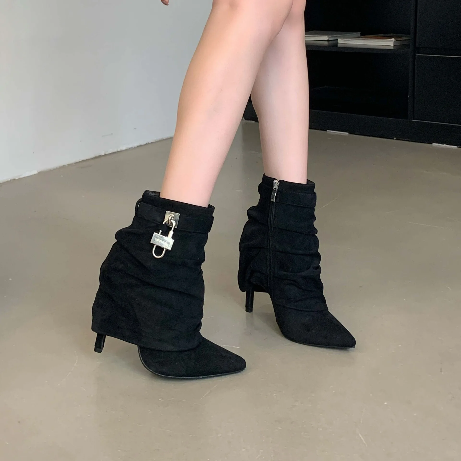 Wrinkled boots 2 internet famous same style 024 winter new style pointed high-heeled metal buckle with suede fashionable high-he