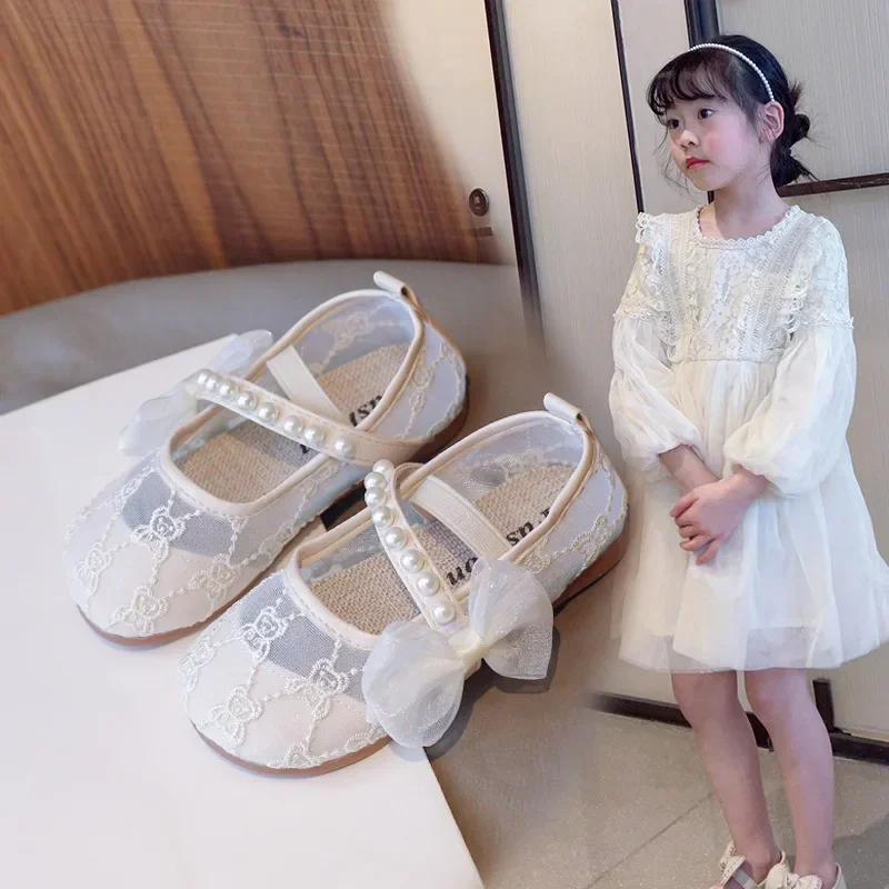 Sapatilhas de renda elegante infantil, pérola feminina, arco bonito, respirável, doce princesa, sapatos de moda, festa, casamento, verão, 2024