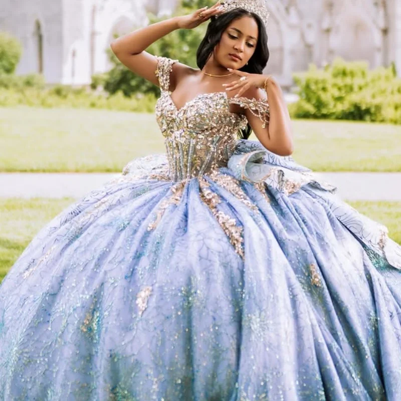 

Блестящие голубые платья Quinceanera по индивидуальному заказу с открытыми плечами и блестками, многослойный бант с длинным хвостом, Vestido 15, Quinceanera