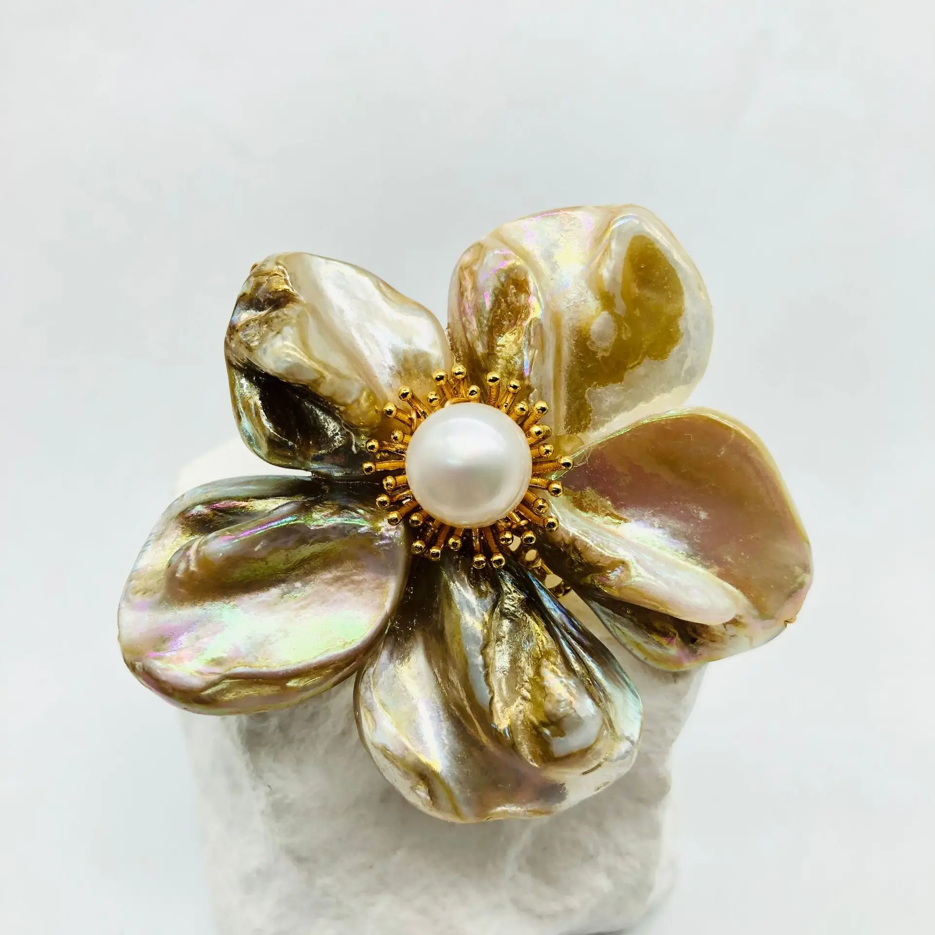 Light coffee shell five-petaled flower brooch women's simple and fashionable corsage hand-wound braided model manufacturer whole