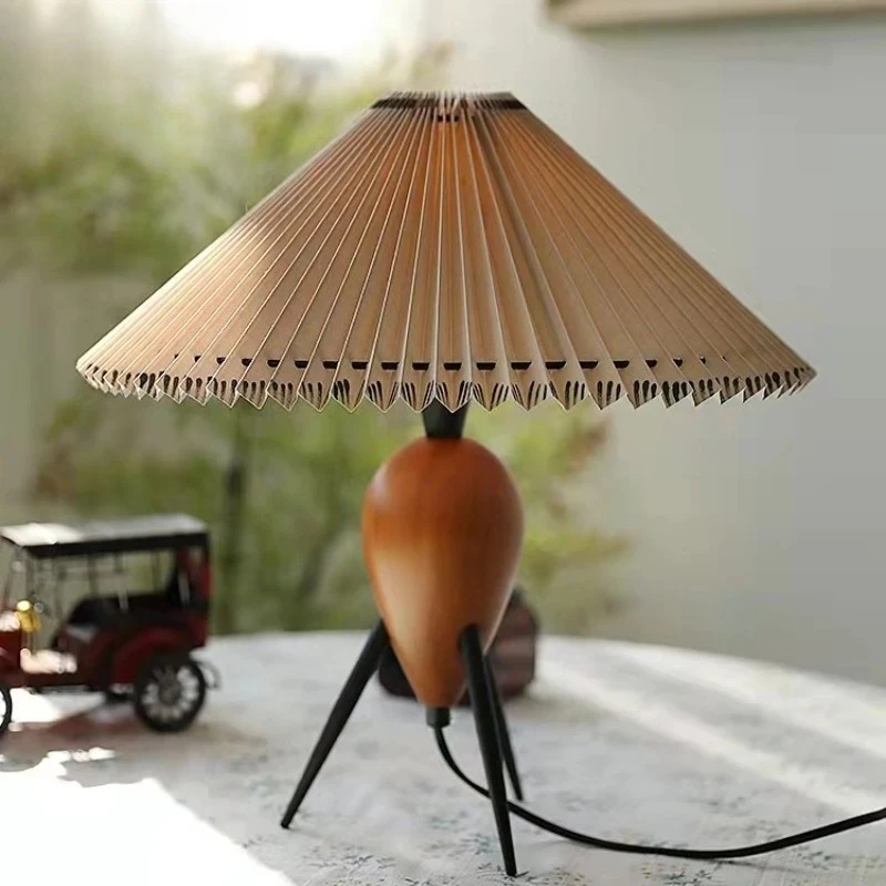 Individual Bauhaus Pleated Cloth Floor Lamps LED E27 Solid Wood Art Desk Table Light Hotel Bedsides Bedroom Household Decoration