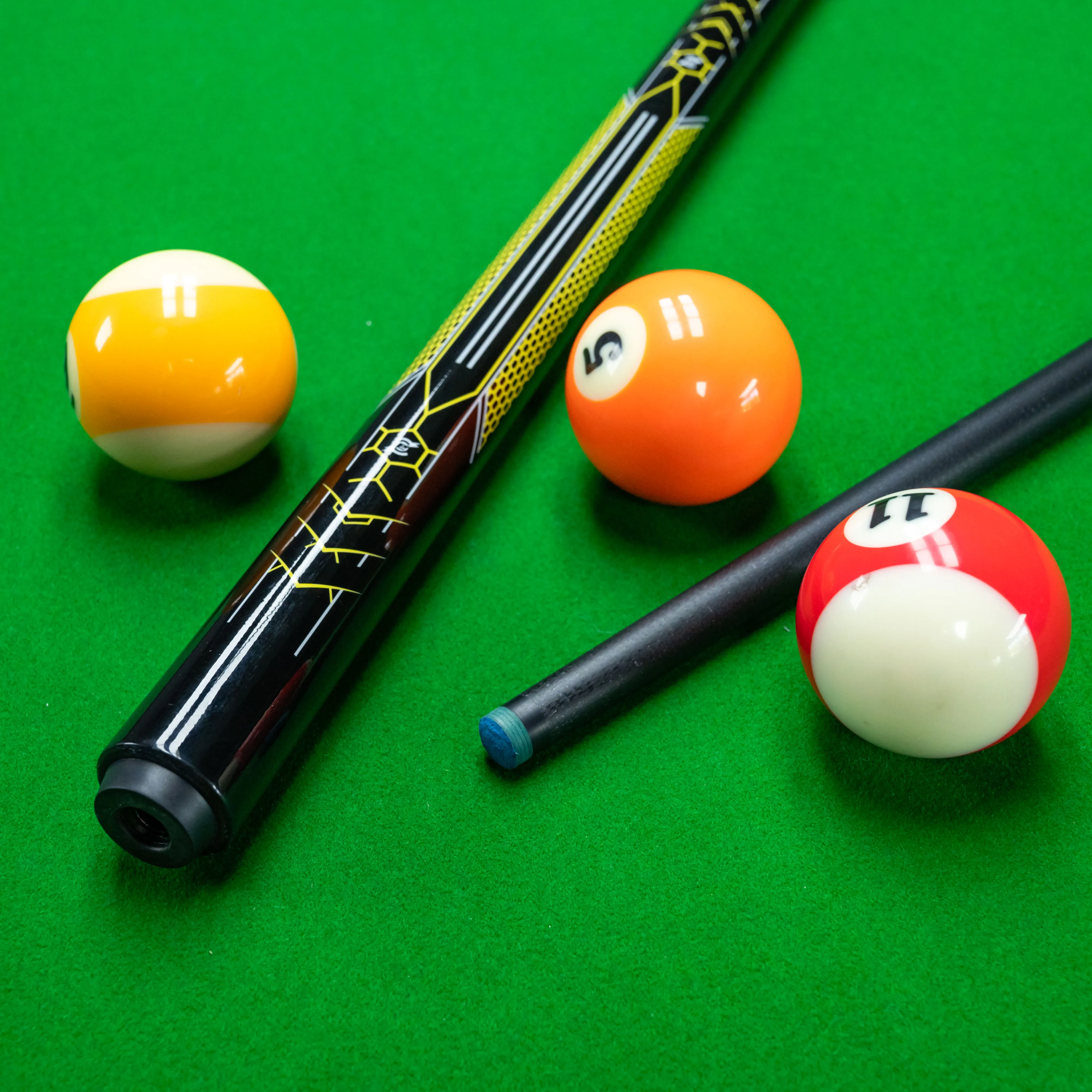 

Professional 13mm Tip Billiard Cue - Composite Carbon Fiber Pool Stick for Enhanced Precision and Durability