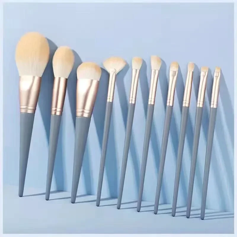 10本入りメイクブラシセットには、10穴の挿入ケースが付属しています。 ブラシの毛は繊細で柔らかく、肌に優しいです。