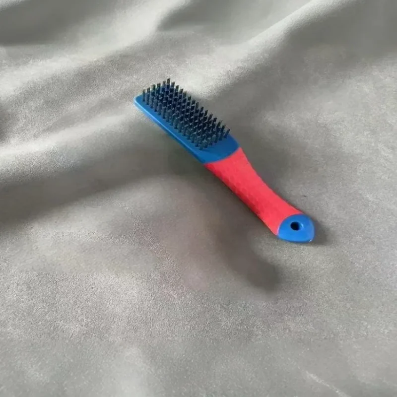 Brosse métallique robuste en acier inoxydable avec poignée en plastique confortable, parfaite pour éliminer la rouille, la soudure des scories, la saleté et la peinture