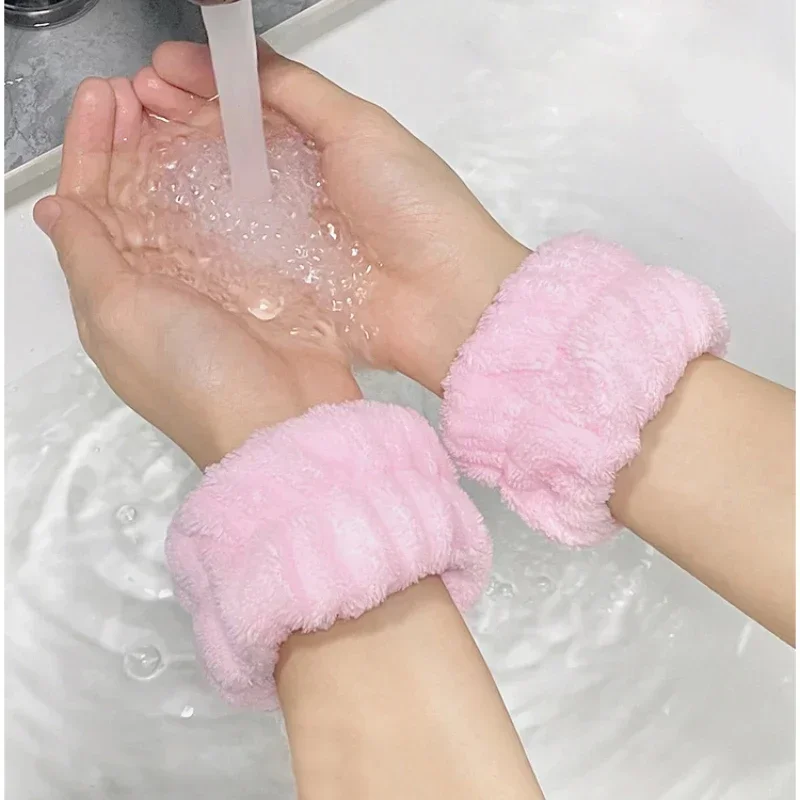 

2 шт., ремень для мытья запястья, мягкое полотенце из микрофибры, браслеты для мытья лица, водопоглощение, предотвращение влажности, повязка для мытья запястья