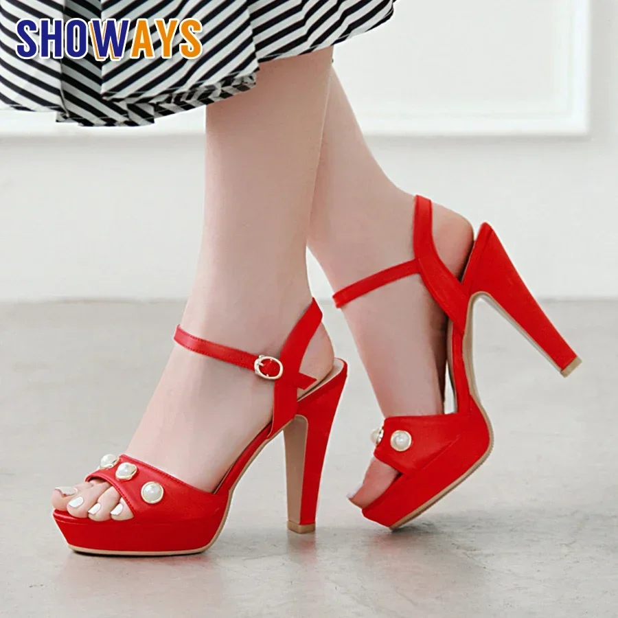 

Розовые свадебные женские босоножки на платформе на высоком массивном каблуке, красные, черные атласные вечерние платья, офисные женские пикантные летние туфли с жемчужным ремешком на щиколотке