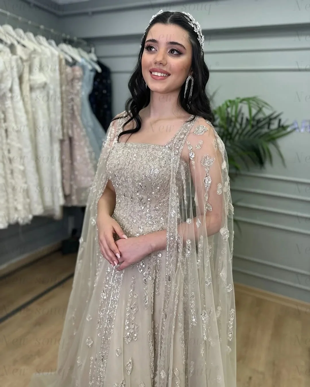 

2025 Dubai Elegant A Line Cape Sleeve Crystals Beaded Arabic Evening Dresses for Formal Occasion Customized Wedding Prom Gowns