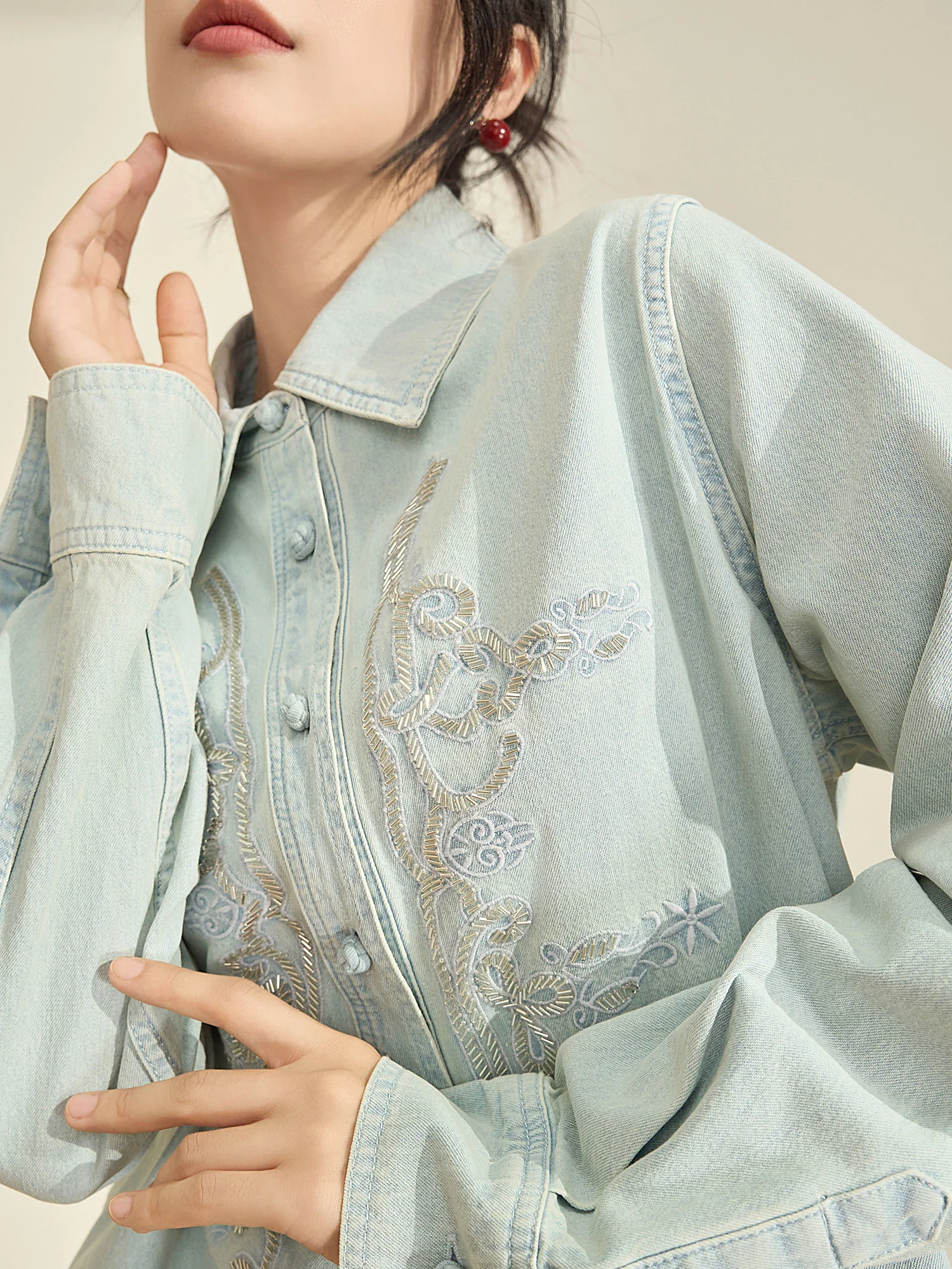 

Уникальная синяя джинсовая куртка с вышивкой для женщин, весенняя модная повседневная модель свободного кроя с длинными рукавами из полиэстера