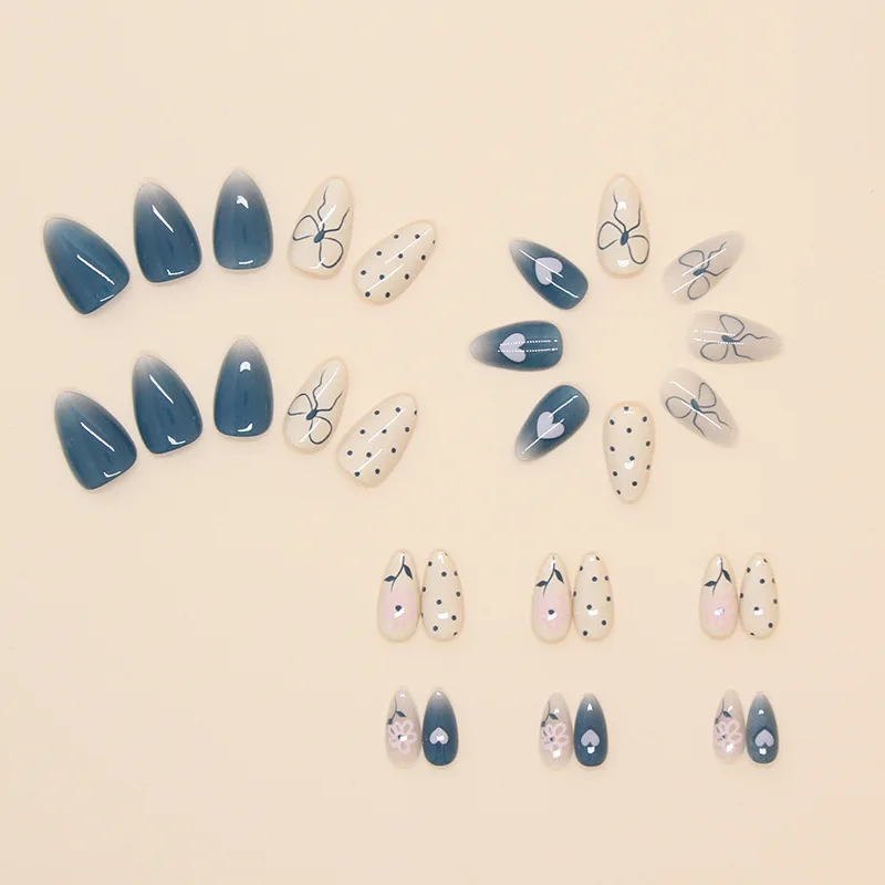 24pcs Gradient Blue Simple เล็บปลอมน่ารัก Love Heart Bowknots ดอกไม้รูปแบบกดบนเล็บฤดูร้อนที่ถอดออกได้เล็บปลอม