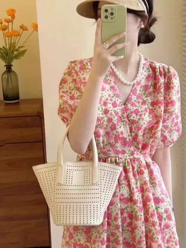 Retro petite fashionable floral summer gentle style waist cinched French chiffon short sleeved new casual V-neck mid piece GDP4