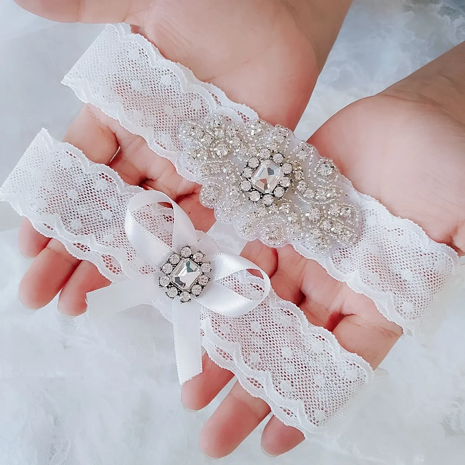 สีขาวงานแต่งงานเจ้าสาว Garter ลูกไม้ยืดเจ้าสาว Garter ชุด Rhinestones คริสตัลใสสําหรับงานแต่งงาน