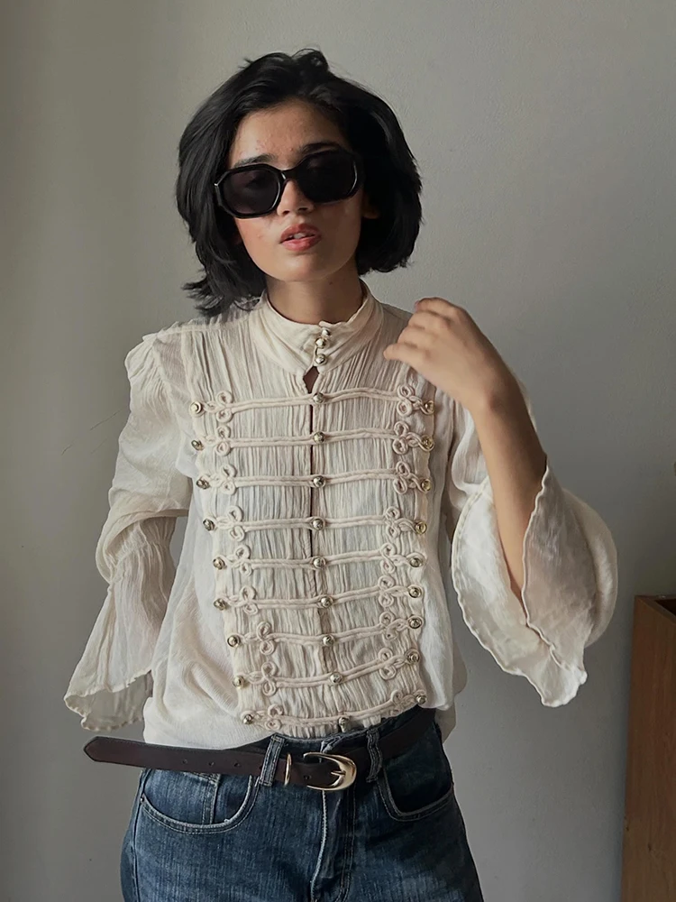 Trendige beige Bluse aus Crinkle-Stoff für Damen, locker geschnitten, mit Stehkragen, doppelten Metallknöpfen, Laternenärmeln, geeignet für Herbst, Dating und Pendeln. – Detail 3