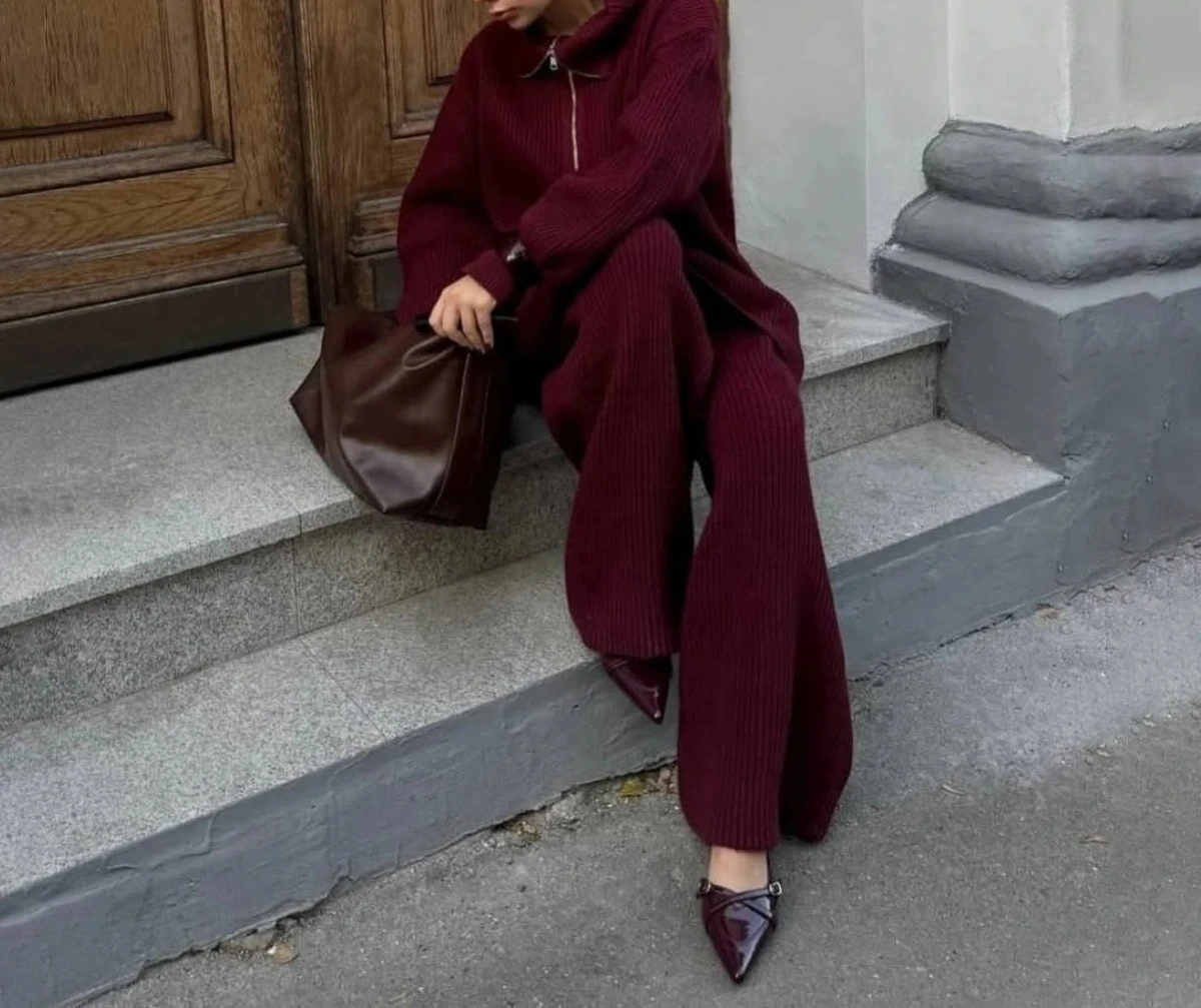 Setelan Dua Potong Wanita Musim Gugur dan Musim Dingin dengan Sweater Setengah Resleting Warna Solid yang Sederhana dan Elegan serta Celana Panjang Rajut Lurus.