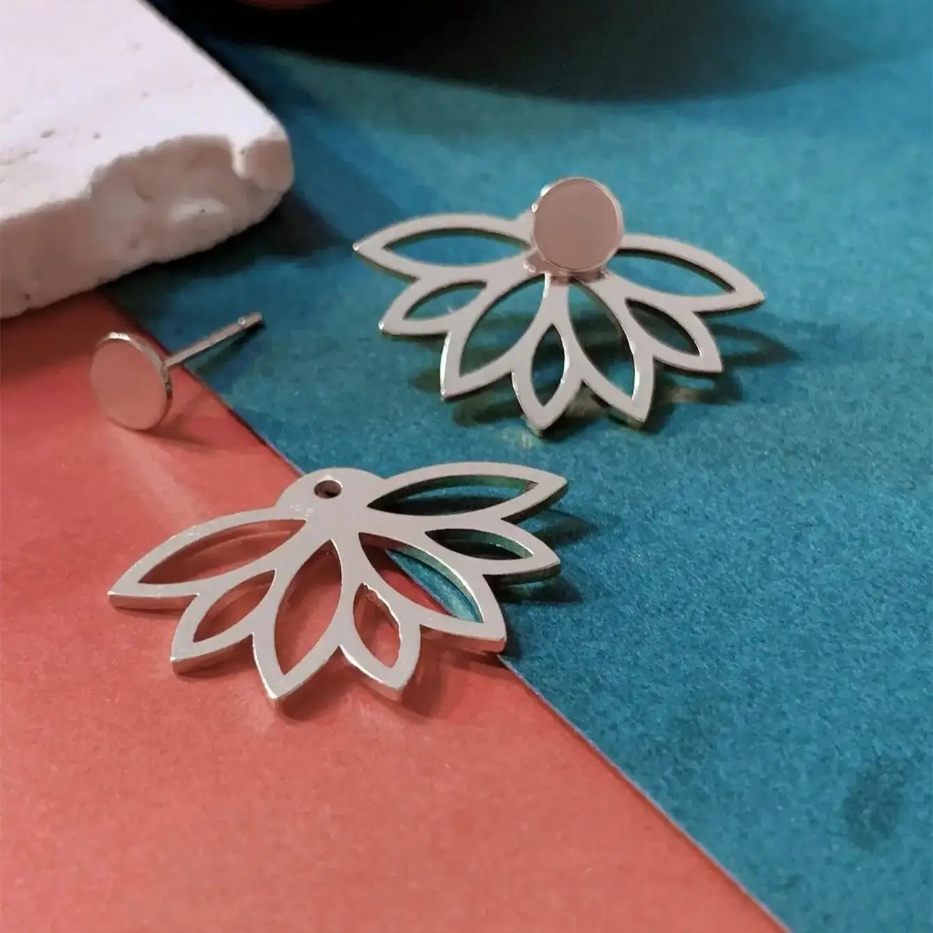 1 pair of minimalist retro style hollowed out petals with earrings hanging on the back, fashionable and personalized for women,