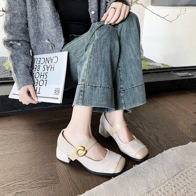 2025 جديد مريح وغير رسمي المرأة المخملية الجديدة بلازا تو جامعة نمط مضخة عادية موضة مشبك خفيف أحذية عالية الكعب