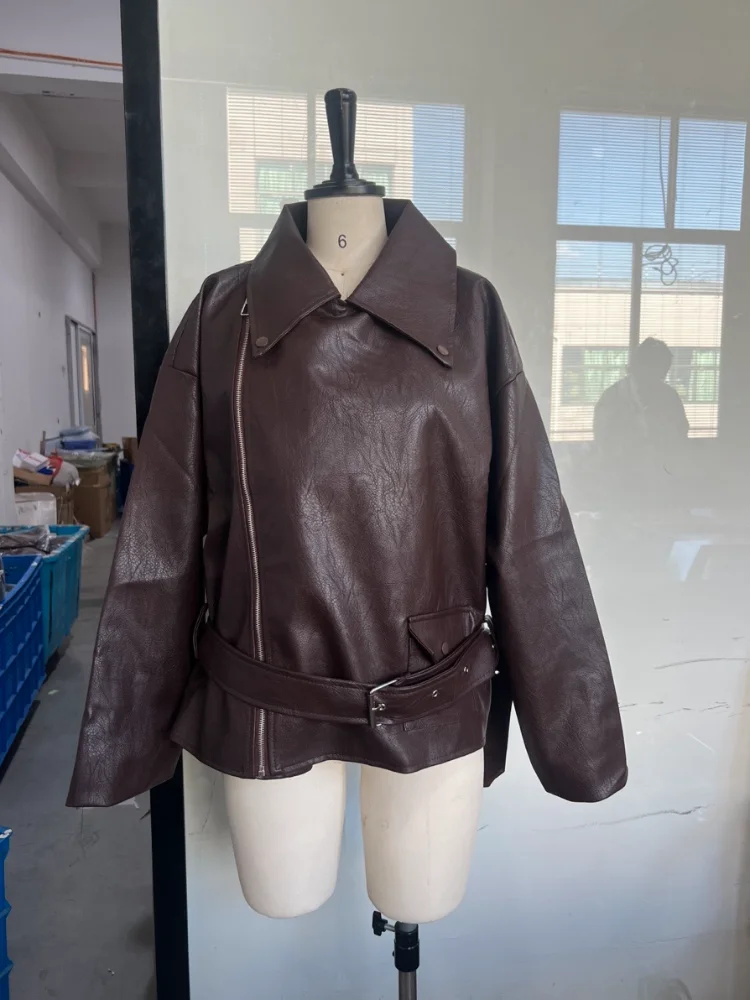 Mulher chique jaqueta de couro marrom com cinto chique manga longa laple zíper casacos curtos 2025 outono novas senhoras rua biker jaquetas