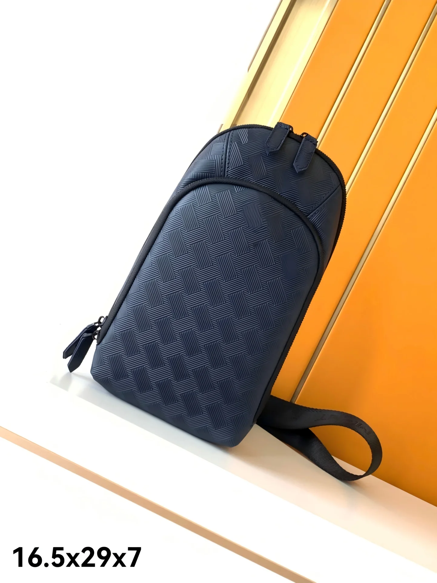 

Сумка-слинг из премиальной зернистой телячьей кожи, регулируемая нагрудная сумка через плечо