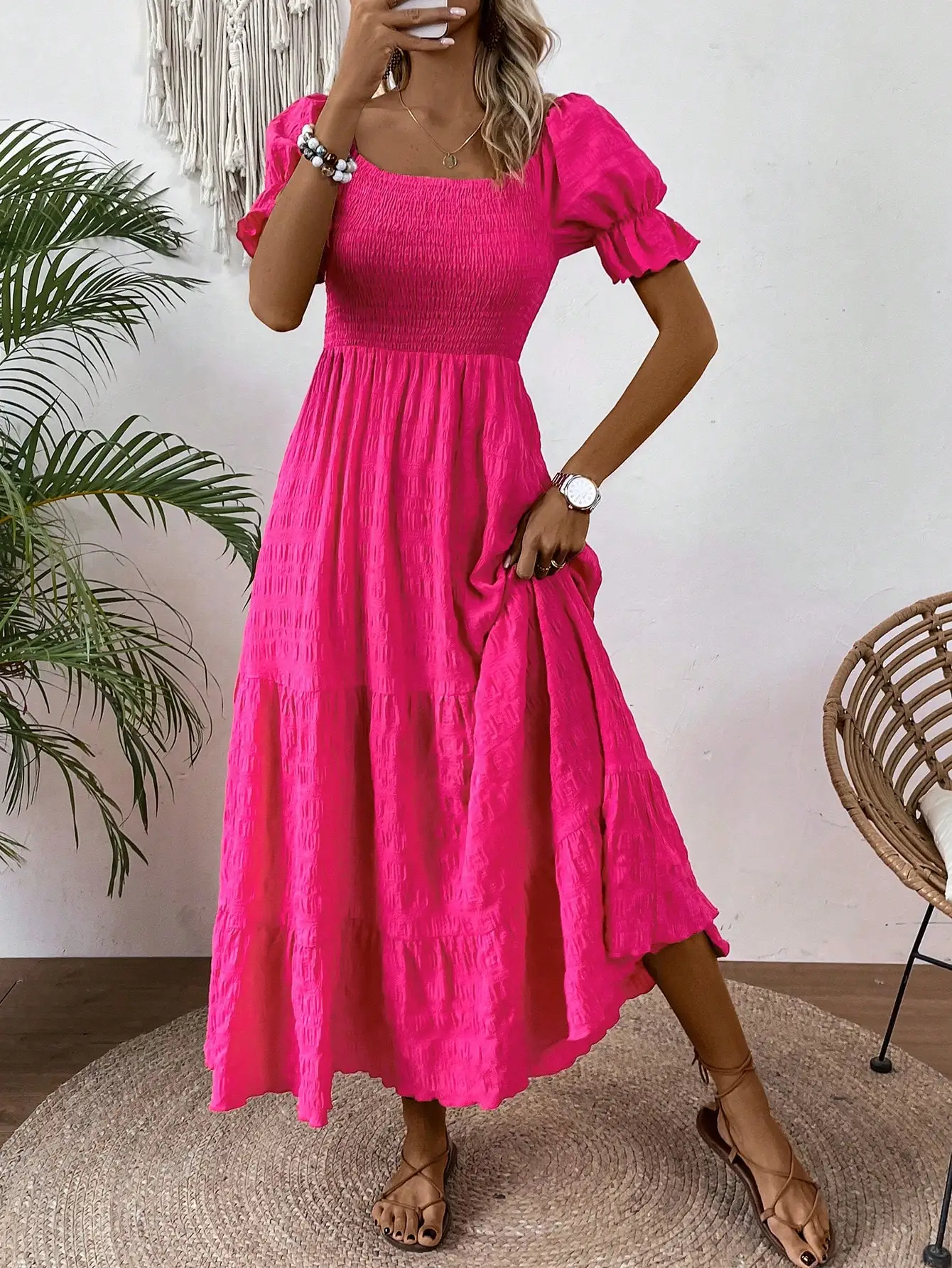 

Розовое платье макси с квадратным вырезом, пышными рукавами и многоярусным рюшевым подолом