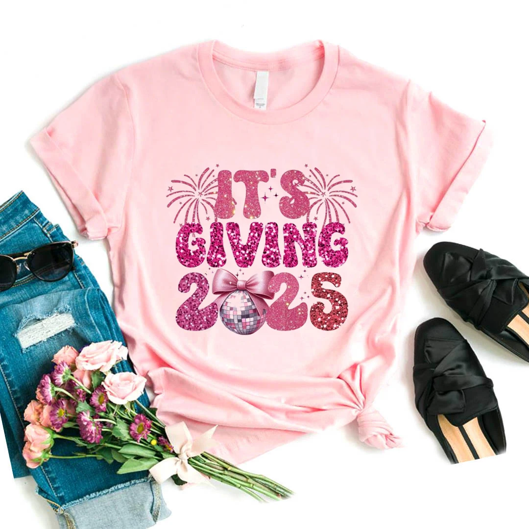 

Glitter It'S Giving 2025 Graphic Printed Pink T Shirt Girls Fashion Happy New Year Tshirt Women Short Sleeve T-Shirt Female