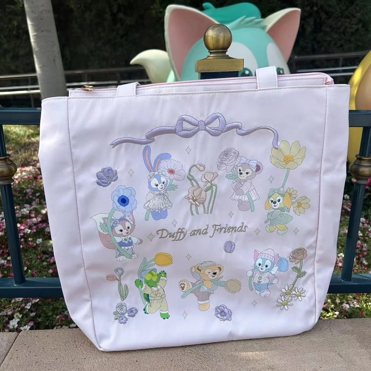 กระเป๋าโท้ตดัฟฟี่ดั๊กและผองเพื่อน ฤดูใบไม้ผลิ 2024 ของเซี่ยงไฮ้ดิสนีย์แลนด์ กระเป๋าถือความจุขนาดใหญ่ ของขวัญวันเกิดสำหรับเด็กผู้หญิง ของที่ระลึก