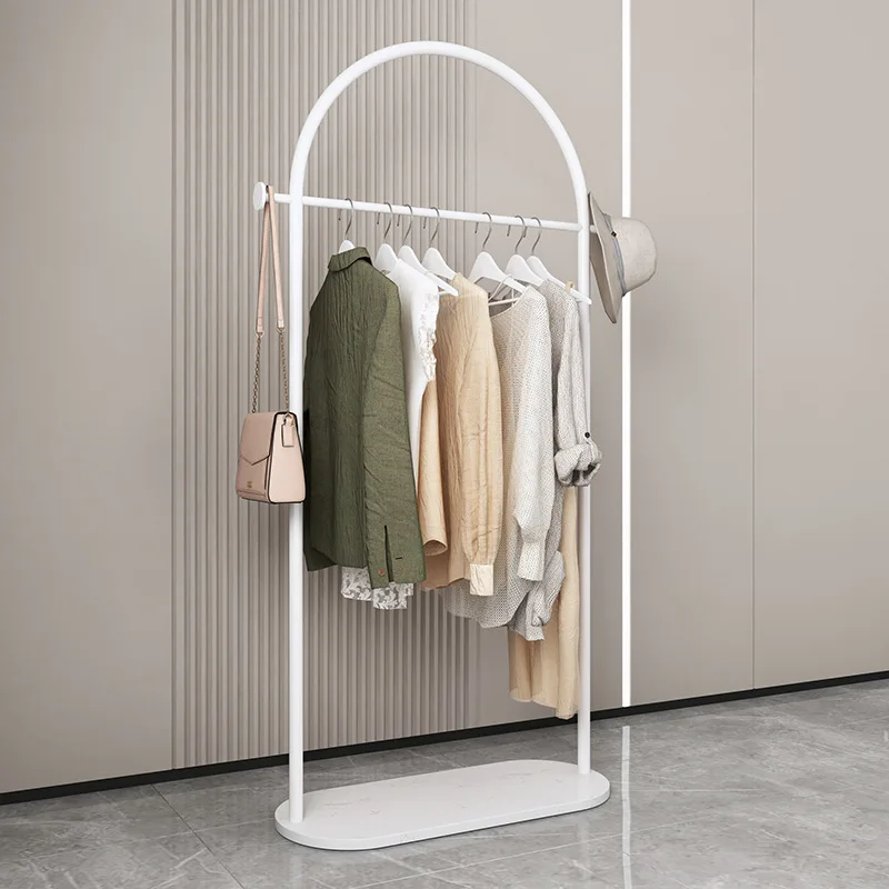 Kleiderbügel, Boden, Schlafzimmer, Haushaltskleiderbügel, einfache Innenausstattung, hängender Kleiderständer aus Marmor, einfache Garderobe im Wohnzimmer