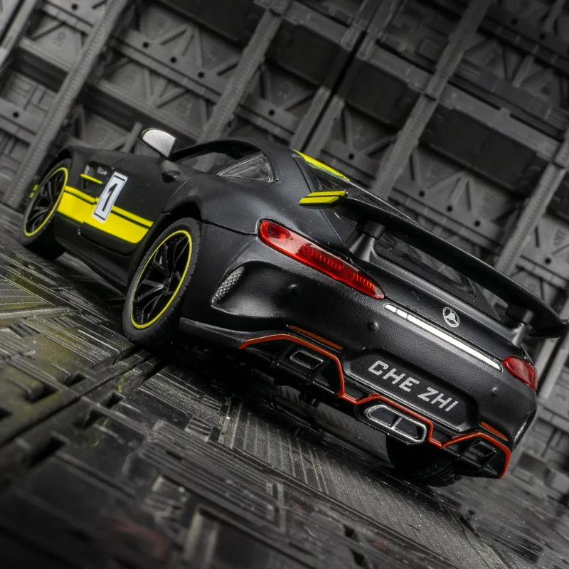 

Модель автомобиля из сплава GTR 1:24 двери с обеих сторон, которые можно открыть, а также можно открыть передний капот и дверь багажника.
