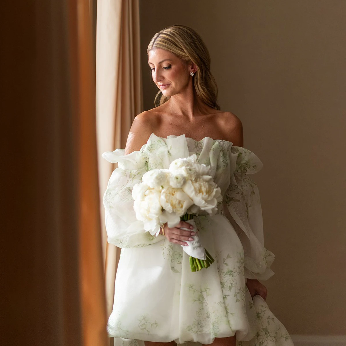 فستان زفاف صغير أخضر بأكمام طويلة أسقف أوراق شجر طباعة الأورجانزا Ruched بدون حمالات مخصص كشكش زي العرائس ذيل قابل للانفصال