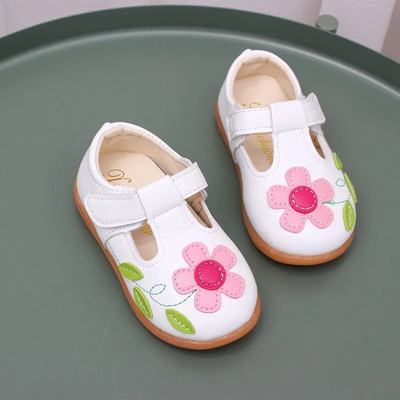 Sandali per ragazze fiori dolci morbidi scarpe da spiaggia per bambini 2024 sandali floreali estivi per bambini principessa moda carina di alta