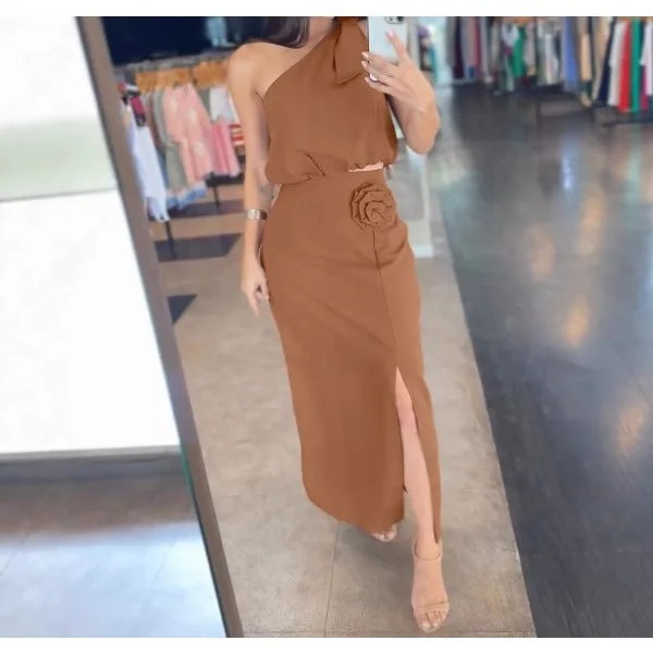 طقم مكون من قطعتين غير متماثل للنساء برقبة بدون أكمام وخصر مطاطي وتصميم مطبوع فستان بفتحة عالية الخصر لصيف 2025