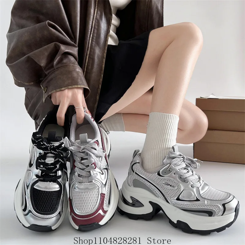 Der Modetrend 2025, erhöht die Höhe der neuen Herbst- und Winterprodukte mit dicken Sohlen und plüschiger, leichter Sportschuh