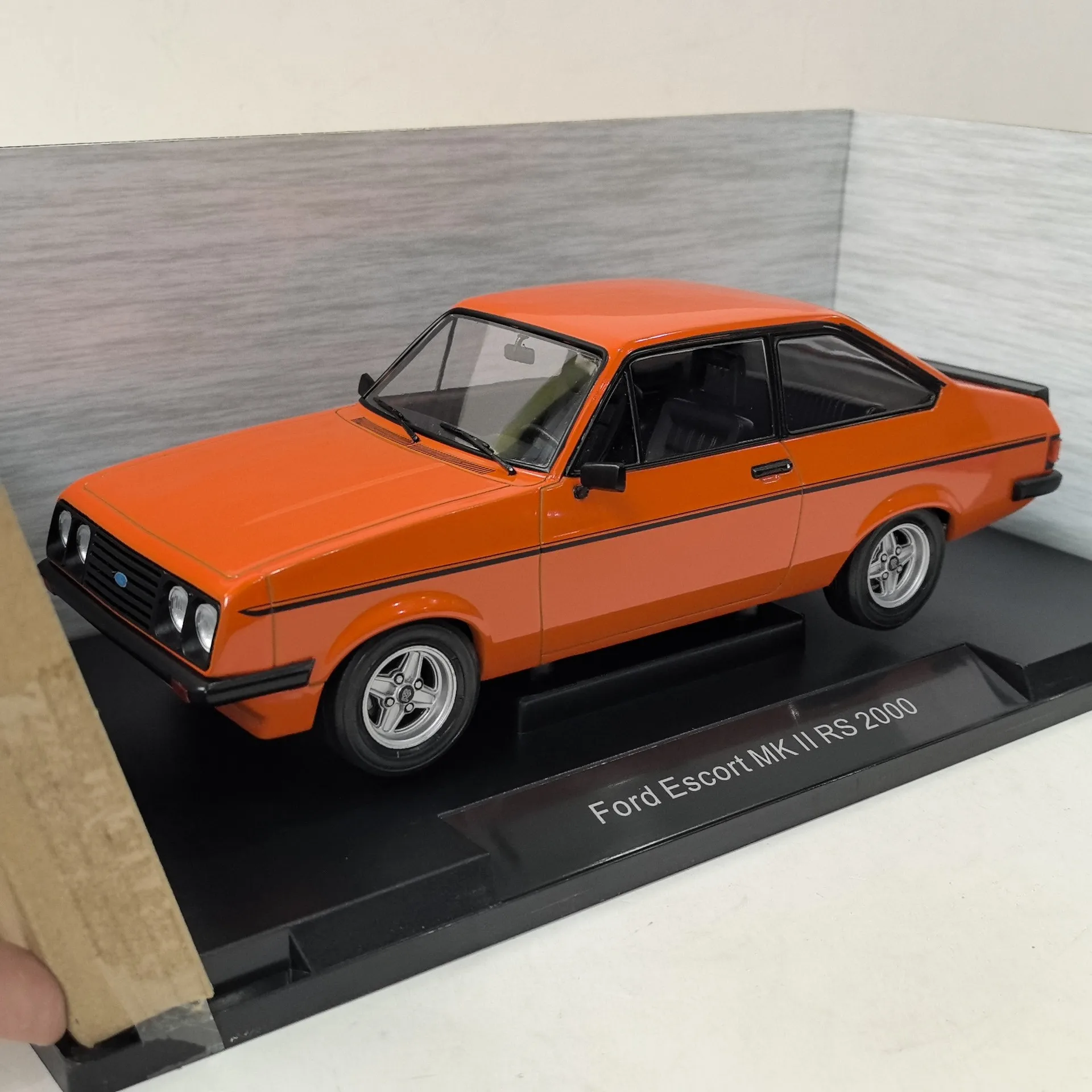 Diecast MCG 1/18 Scale FORD ESCORT MKII RS 2000 O2 Alloy Car Model - view 4