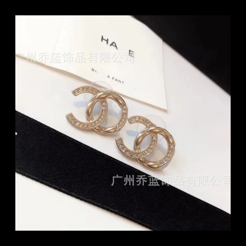 

Высокая версия, пара серег-гвоздиков из светлого золота с двойной буквой C и полубриллиантовой решеткой для женщин, милые и универсальные женские серьги