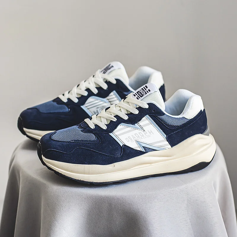 جديد الأكثر مبيعا المألوف عارضة الاحذية متعددة الوظائف حذاء مسطح القاع مريح الرياضة حذاء رياضة الرجال شخصية