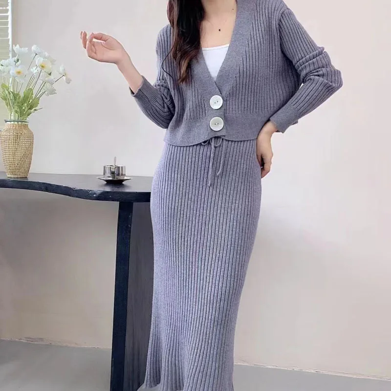 

Новый осенний кардиган, свитер с v-образным вырезом + утягивающая полуюбка, комплект из двух предметов, женский однотонный темпераментный элегантный вязаный комплект