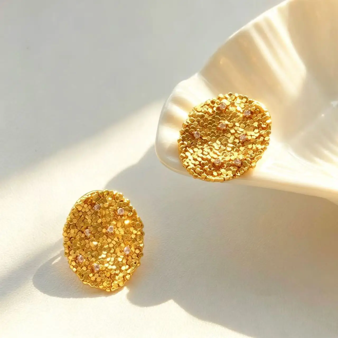 Sparkling broken diamond oval stud earrings sparkling honeycomb texture metal earrings gold and silver light luxury commuter ear