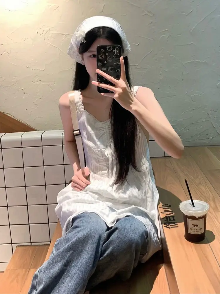 Vestido branco de tiras para verão feminino, renda doce francesa, figura pequena, cintura cinched e emagrecimento, saia curta em camadas