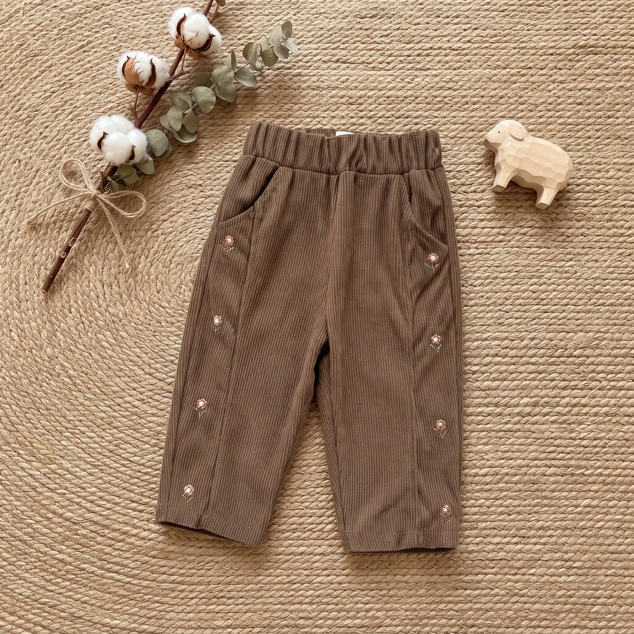 Gerippte, gerade geschnittene Hose für Babymädchen, Farbe Khaki, mit kleiner Blumenstickerei, elastischem Bund und Taschen, Freizeit-Hose für Kleinkinder, Mädchen, Frühling. – Detail 4