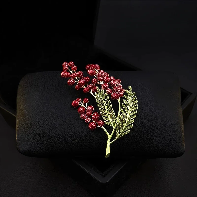 Red Pepper Brooch Leaf Enamel Pins for Women Suit Neckline Corsage Vintage Fruit Clothing Accessories Rhinestone Jewelry 1361