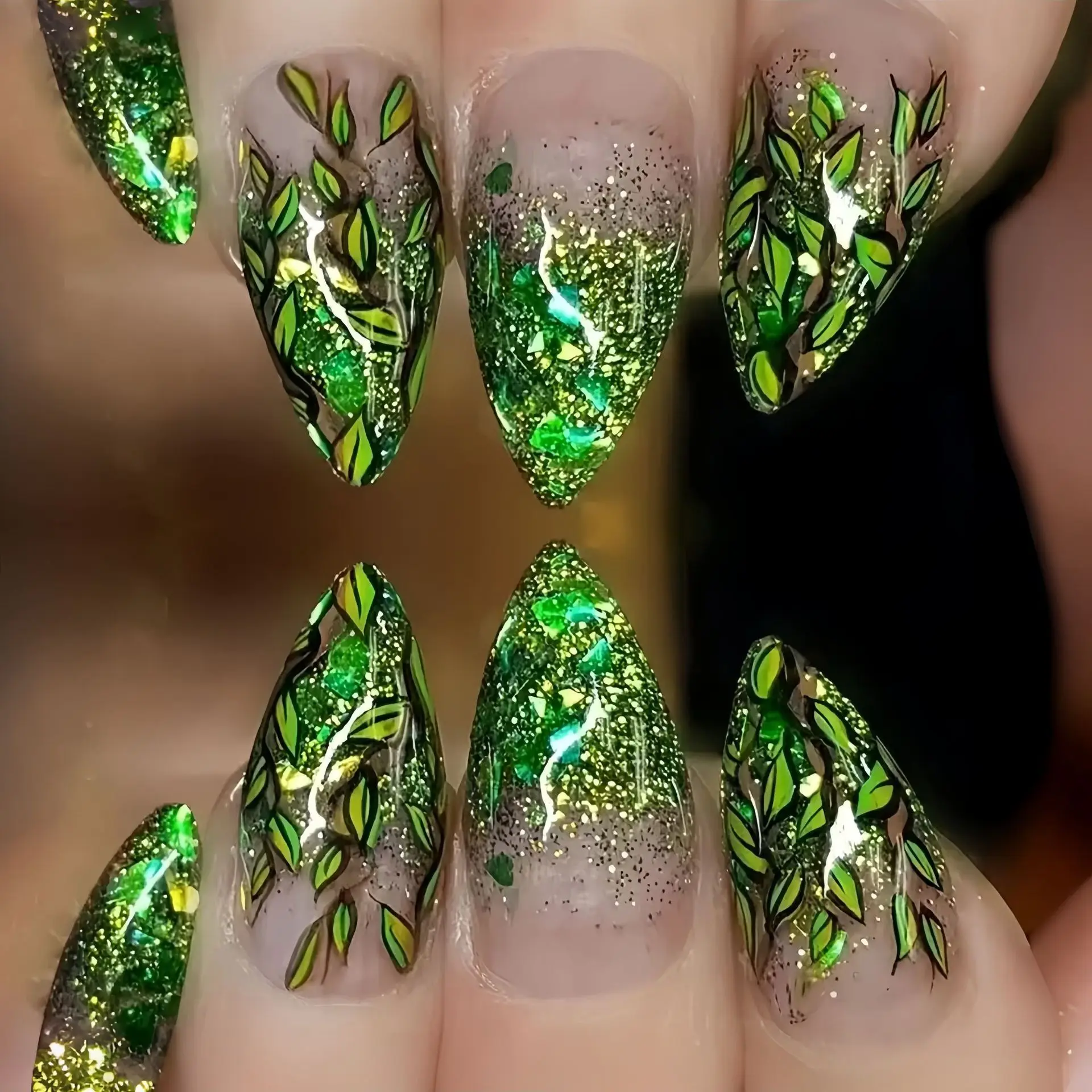 Mittellange künstliche Nägel für Frauen, grün im Farbverlauf, glänzend schimmernd oder mit glitzerndem Blattmuster, tropfenförmige Mandel-Spitzen, zum Aufkleben, Nail Art.