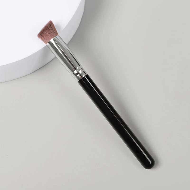 แปรงเน้นข้อความบนใบหน้ามุมสามเหลี่ยมคอนซีลเลอร์แปรงสําหรับ Dark Eye Circles จุดปกปิด Make Up Tools สําหรับผู้หญิง
