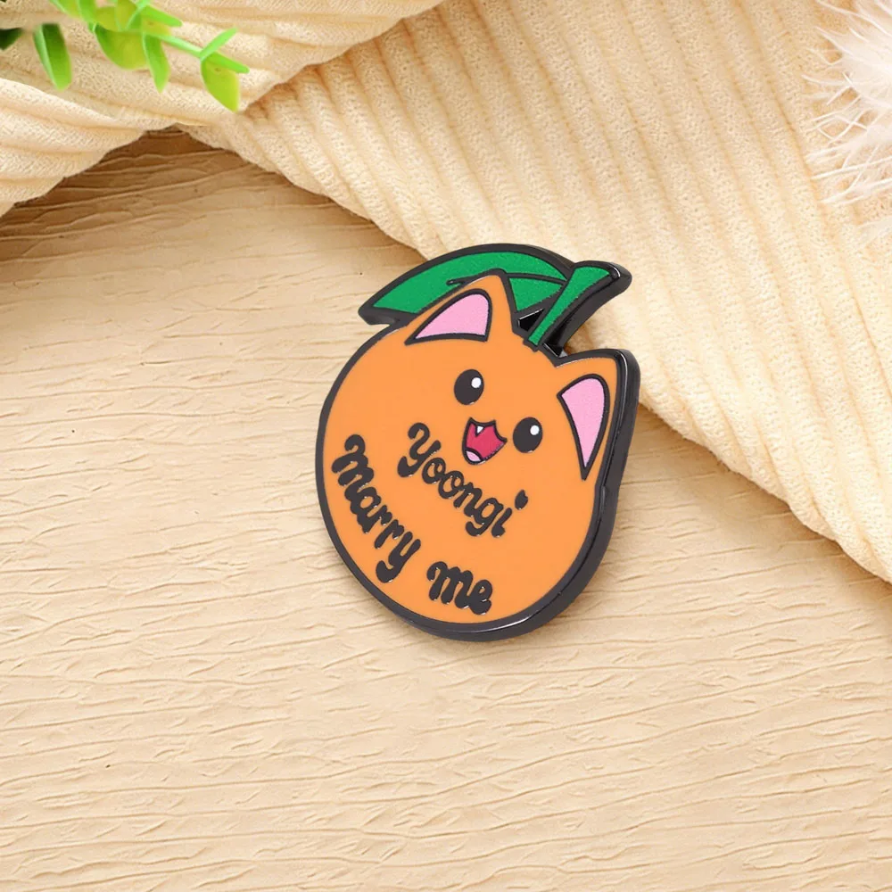 Niedliche orangefarbene Katze Yoongi „Heirate mich“ Emaille-Pin Kpop-Merchandise Fangeschenk Brosche für Rucksack Kleidung Konzert Fanmeet Accessoire – Detail 7