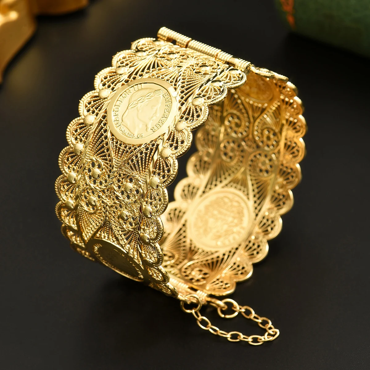 فستان زفاف عربي سوار مطلي بالذهب على شكل شخصية بشرية عملة مجوفة بنمط مفتوح سوار مجوهرات