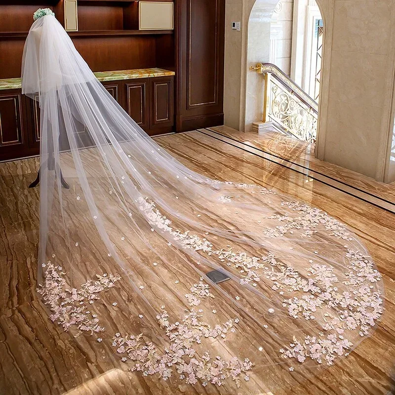 

The beautiful bridal veil of the cathedral, adorned with lace and comb, with elegant white pointed edges on 5m ²