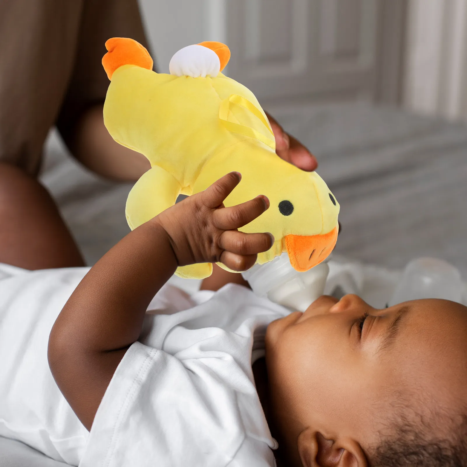 Yellow Baby Sleeve Cover Feeder Warm Animal Design Infant Feeding Bottle Holder Milk Bottle Cover Cozy Comfortable Milk Scale
