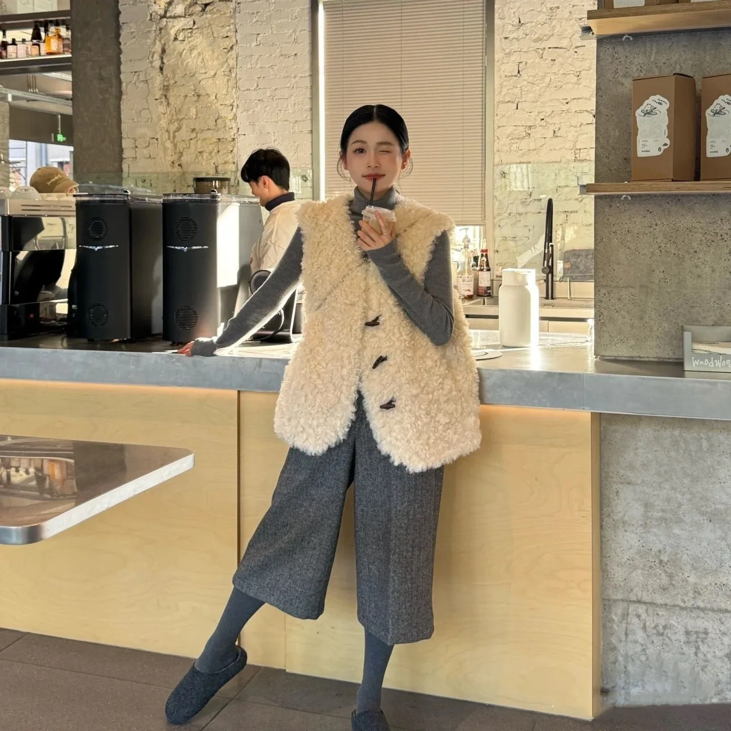 

Solid Short Faux Lamb Fur Vest Horn Button V Neck Furry Jacket Ssleeveless Loose Plush Coats Winter Tylish Women's Fluffy Vests