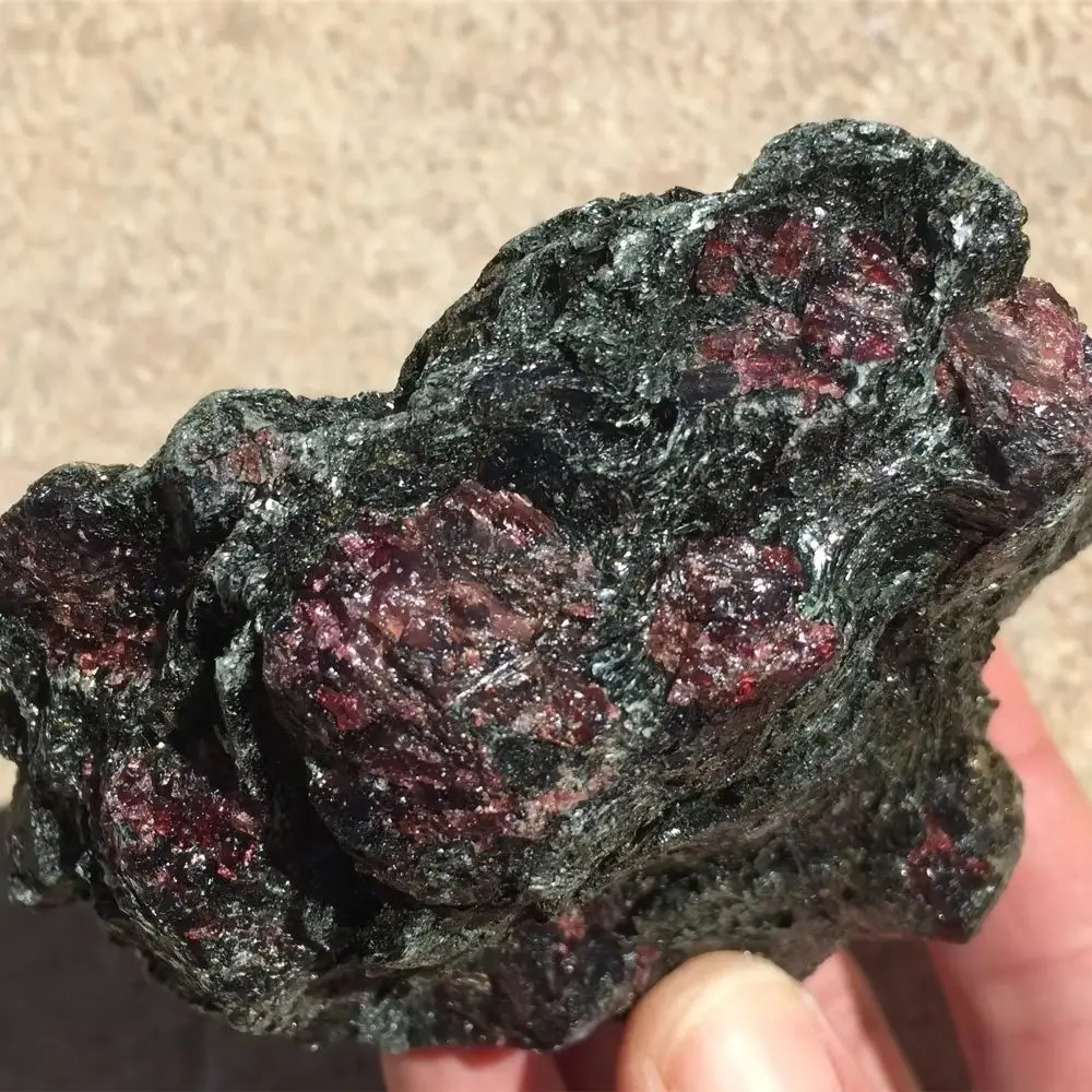 Granat brut naturel dans une pierre d'astrophyllite, cristal de méditation, pierre de Reiki pour décoration sorcière, guérison, pierre précieuse authentique