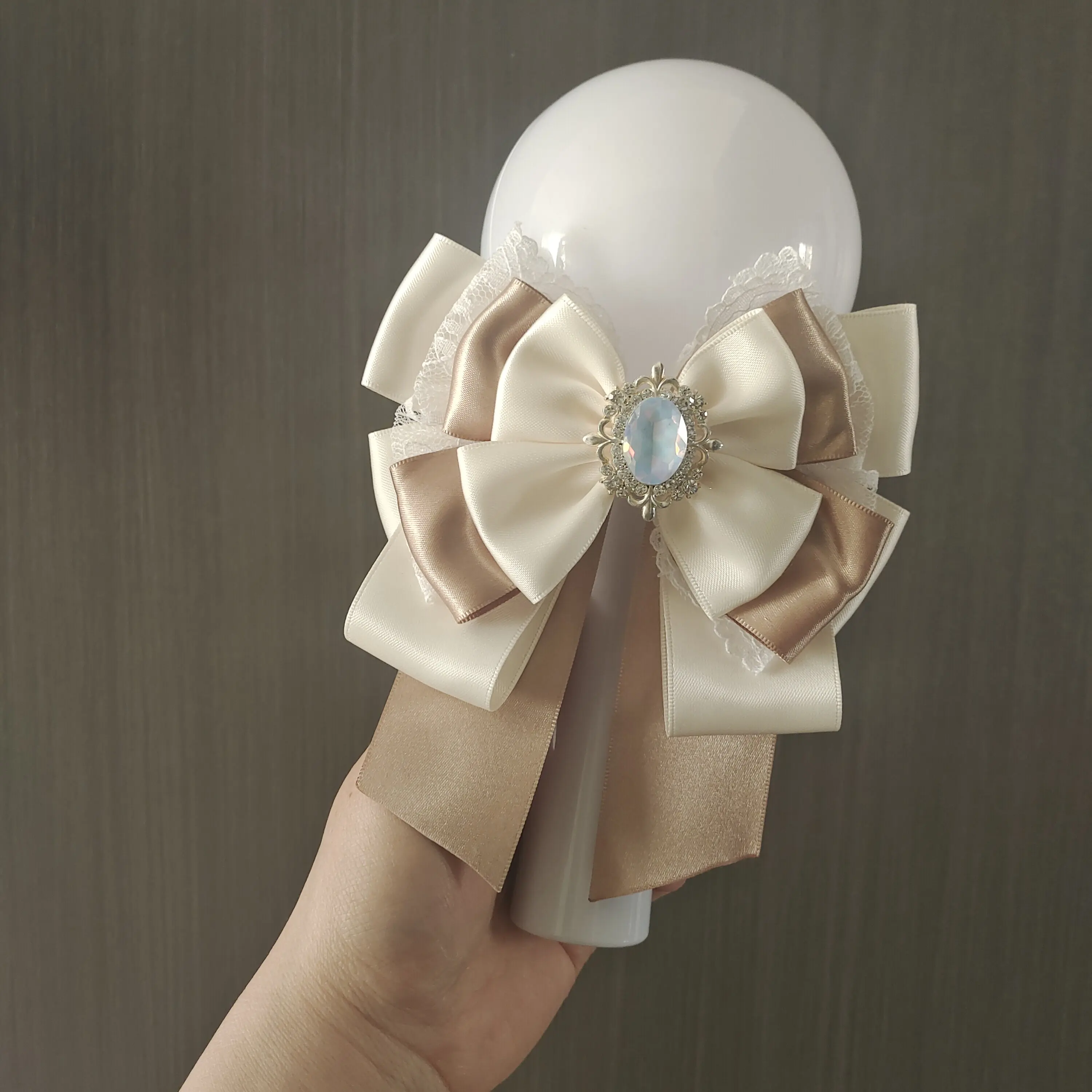 Niedliche Strass-Spitzen-Schleife Konzert-Anfeuerstab-Anhänger Lolita Freizeithemd Rock Krawatte und Korsage Handgemachte Boutonniere Accessoires – Detail 2