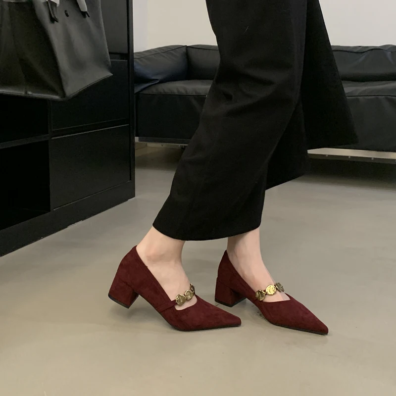 

Burgundy Low Heel Pumps Women Shoes Metal Chain Black Pointed Toe High Heels Ladies Office Shoes Zapatos Chunky Mujer